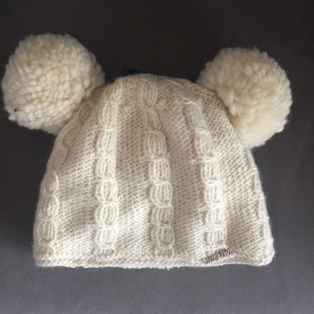 Double Pom Hat NWT ❄️